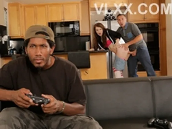 sex mỹ em gái Mãi chơi game, chàng trai bị bạn thân &quot;cắm sừng&quot; ngay tại nhà